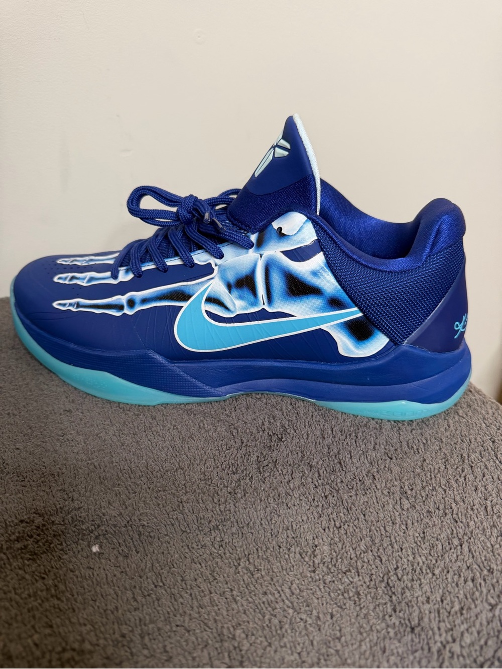 Nike Men’s size 11 Kobe Blue Basketball Shoes Blue X-ray Skeleton Aqua Sneakers - Picture 3 of 8